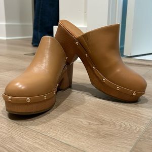 Heeled clogs